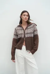 Campera tejida de punto con cierre frontal completo, cuello alto y diseño de patrón nórdico en la parte superior. Presenta mangas largas con puños acanalados y un corte recto.