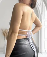 Top blanco con escote halter y espalda descubierta.