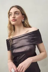 Top negro con escote off-shoulder, de tejido de punto con efecto satinado y corte ajustado.