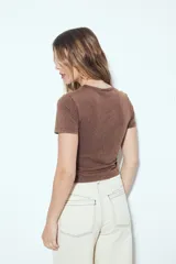 Remera cropped blanca de manga corta con escote a la base y estampa frontal de inspiración vintage con un águila, estrellas y el texto "Golden Eagles".