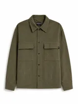 Campera de pana color verde musgo, con cuello camisero, cierre frontal con botones a presión y dos bolsillos frontales con solapa.