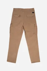 Pantalón cargo color marrón claro, de corte recto y con bolsillos laterales con solapa.