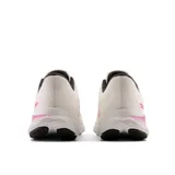 Championes de running New Balance modelo EVOZ, color rosa claro con detalles en rosa y verde.