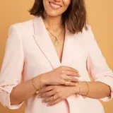 Anillo de oro 9k con diseño de grecas y una hilera central de circonias brillantes.