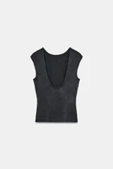 Top sin mangas color marrón topo, de corte ajustado, con cuello redondo y espalda descubierta.