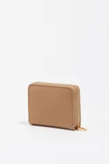 Billetera compacta color tostado con cierre de cremallera metálica dorada y logo de la marca en relieve dorado.