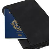 Billetera negra con cierre de cremallera y logo Baleine grabado en la parte inferior.