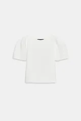 Top de punto blanco con cuello redondo y mangas cortas abullonadas.