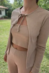 Saco abierto de punto fino, color verde menta, con mangas largas y corte corto a la cintura.