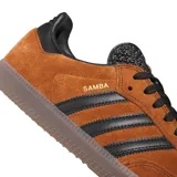 Championes Adidas Samba Adv de color marrón, confeccionados en gamuza con las clásicas tres tiras laterales y detalles en negro. Incluye la suela de goma translúcida característica del modelo.