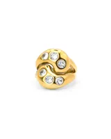 Anillo dorado con forma de yin yang con incrustaciones de circonitas. Fabricado en acero quirúrgico recubierto de oro con tecnología PVD.