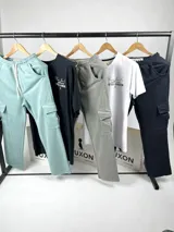 Pantalón de jogging gris con cintura elástica ajustable con cordón, bolsillos laterales y bolsillos cargo con solapa en los muslos.
