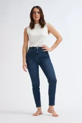 Pantalón de jean skinny de tiro alto, color azul medio, con suave elasticidad.