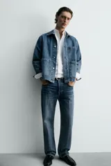 Jeans de mezclilla de algodón, tiro medio, con pierna recta y ajuste ligeramente holgado. Presenta efecto lavado y cierre frontal de botonadura.