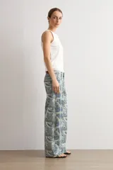 Jean recto de tiro medio con estampado paisley en tonos azules, beige y blanco.