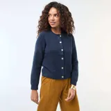 Cárdigan de punto azul marino con cuello redondo, manga larga y cierre frontal con botones dorados.