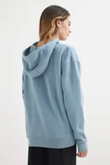 Hoodie de algodón color marrón, con capucha ajustable mediante cordones y bolsillo canguro frontal. Presenta un pequeño estampado blanco en el pecho con la palabra "ORIGIN".