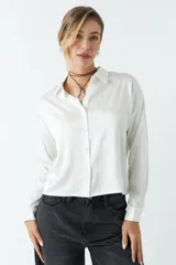 Camisa negra de satén con corte relajado y largo a la cadera.