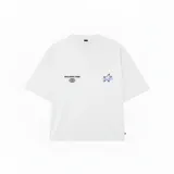 Remera blanca de algodón con estampado en la espalda que incluye una estrella plateada, la palabra "Venefo" en azul y una frase en letras azules más pequeñas.
