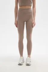 Calza deportiva de poliamida, color negro, con diseño al cuerpo y cintura alta.