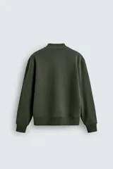 Sudadera de corte regular fit confeccionada en tejido de algodón con interior de rizo. Presenta cuello tipo rib, cierre frontal de cremallera y acabados en rib en puños y bajo.