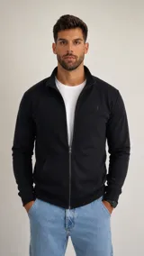 Campera de algodón color negro con cierre frontal completo, cuello alto y bolsillos tipo canguro. Presenta un corte horizontal en el pecho y puños con elástico.