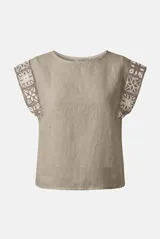 Blusa de lino color beige sin mangas, con cuello redondo y detalles de crochet en los hombros.
