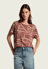 Blusa de manga corta con estampado a cuadros claros sobre fondo marrón, cuello redondo y corte holgado.