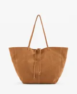 Bolso tipo shopper de gran tamaño confeccionado en cuero vacuno color tostado, con diseño de solapa y correas largas para llevar al hombro.