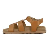 Sandalias bajas de cuero color camel, con tiras cruzadas y pulsera con velcro.