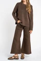 Sweater bordeaux de tejido de punto con cuello redondo y mangas largas.