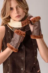 Guantes sin dedos marrones de cuero texturizado, con detalles de piel sintética en los bordes superior e inferior, y cierre con botones a presión metálicos.