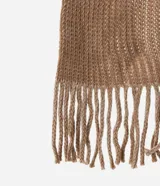 Bufanda beige de punto grueso con efecto melange y flecos en los bordes.