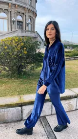 Conjunto azul marino de terciopelo, compuesto por una camisa de manga larga con botones y un pantalón oxford elastizado con corte central.