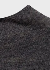 Jersey de punto fino con cuello perkins y diseño entallado de manga larga.