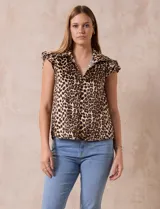 Camisa de satén con estampado animal print de leopardo, cuello clásico con solapa, escote en V, cierre frontal con botones y mangas cortas amplias con volados. Marca Alex & Lili.