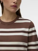 Sweater oversize de punto con diseño de rayas horizontales en tonos marrones y blancos, de manga corta y cuello redondo.