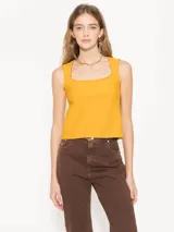 Top amarillo de tela bifaz con escote cuadrado y espalda descubierta con cierre.