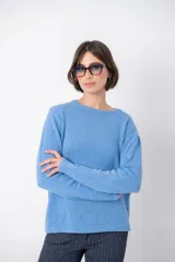 Sweater celeste de tejido de punto liso, con cuello redondo y mangas largas.