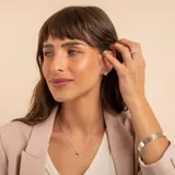 Brazalete tipo esclava rígida de diseño minimalista y superficie lisa, confeccionado en plata 925.