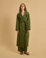 Abrigo verde militar envolvente con cuello ancho, mangas largas solapadas y cinturón de lazo.