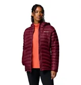 Campera puffer con capucha, color bordó, con cierre frontal completo, bolsillos laterales con cierre y tecnología Omni-Shield que repele la humedad. Cuenta con aislamiento de plumón de 700 cuins, protección en la barbilla y dobladillo ajustable.