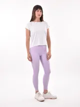 Remera deportiva color salmón, de manga corta y cuello bote.