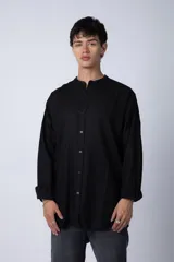 Camisa de manga larga con cuello mao y cierre frontal de botones, confeccionada en lino de corte clásico.