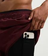 Bermuda deportiva color bordó con short interno de compresión negro integrado. Cuenta con cintura elástica con cordón de ajuste, bolsillos laterales con cierre y bolsillo interno. Confeccionada en tejido técnico de secado rápido.