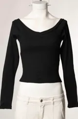 Remera de manga larga en tejido acanalado, color blanco, con escote estilo off-shoulder y corte ajustado al cuerpo.