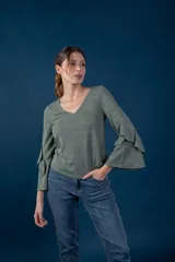 Blusa gris melange de punto tejido fino, con escote en V y mangas largas anchas terminadas en volados.