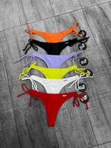 Bombacha de bikini tipo colaless con laterales regulables mediante lazos. Se presenta en cinco colores: naranja, negro, lila, amarillo flúor y blanco, y rojo.