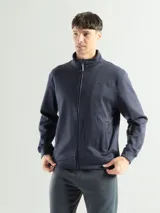 Campera polar negra con cierre frontal y bolsillos laterales.