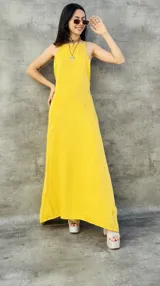 Vestido largo amarillo con espalda descubierta y breteles finos.